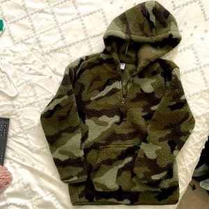 Boys medium size 8 Old Navy fleece quarter zip camo hoodie. Worn one time